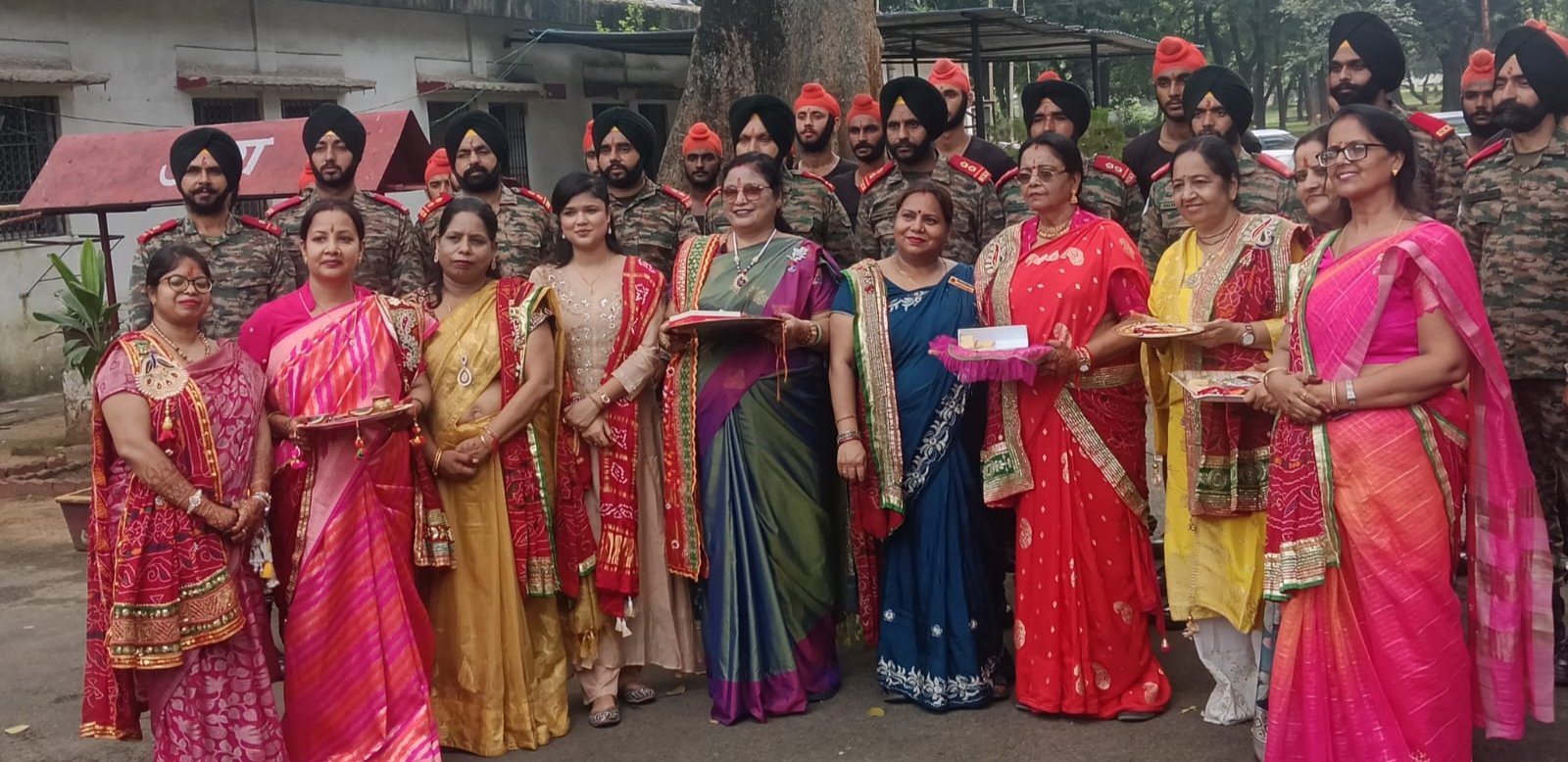 मारवाड़ी महिला समिति ने सैनिकों को बांधी राखियाँ