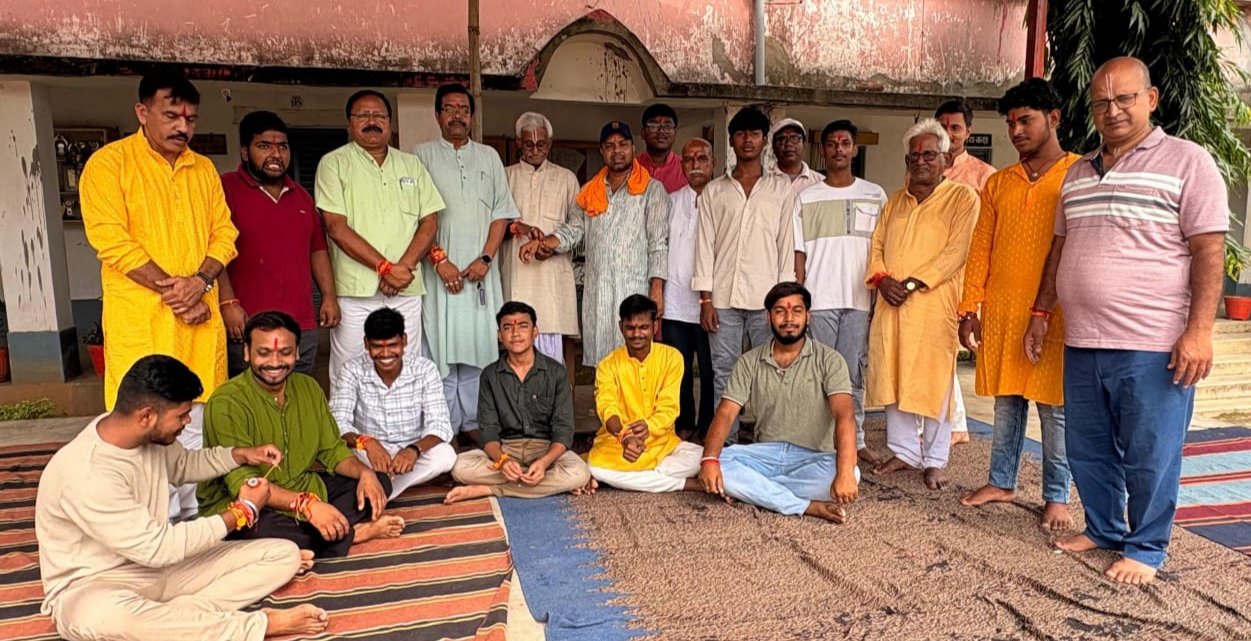 सरस्वती शिशु विद्या मंदिर में पतरातू के स्वयंसेवकों ने रक्षाबंधन उत्सव मनाया