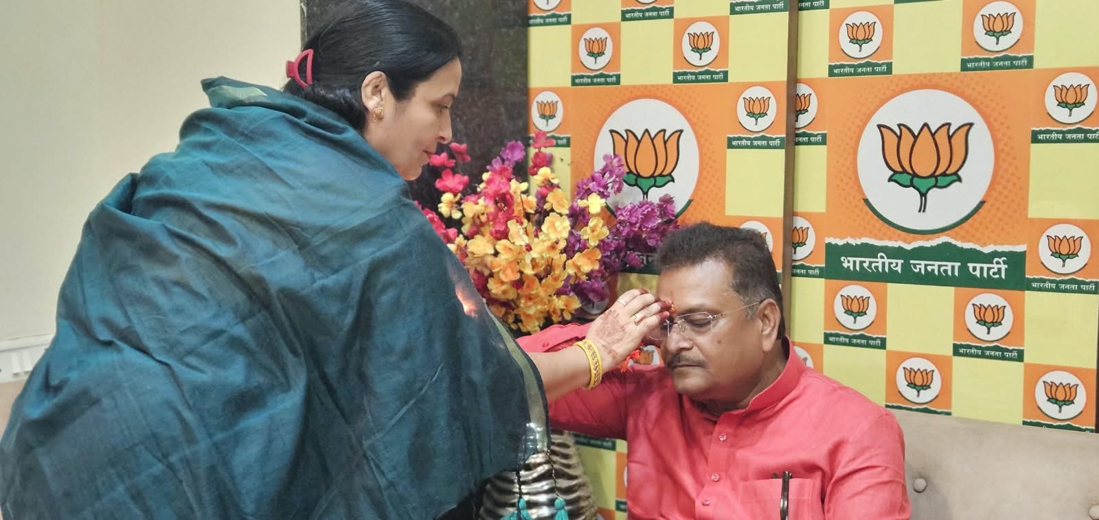 भाजपा महिला मोर्चा की बहनों ने सांसद मनीष जायसवाल को बांधी राखी