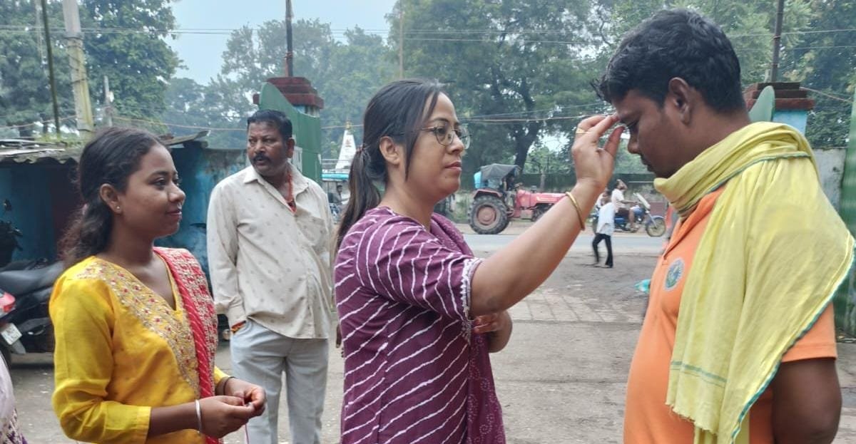 दुर्गा वाहिनी की बहनों ने बांधा रक्षा सूत्र, सेवा योद्धाओं को दिया सम्मान
