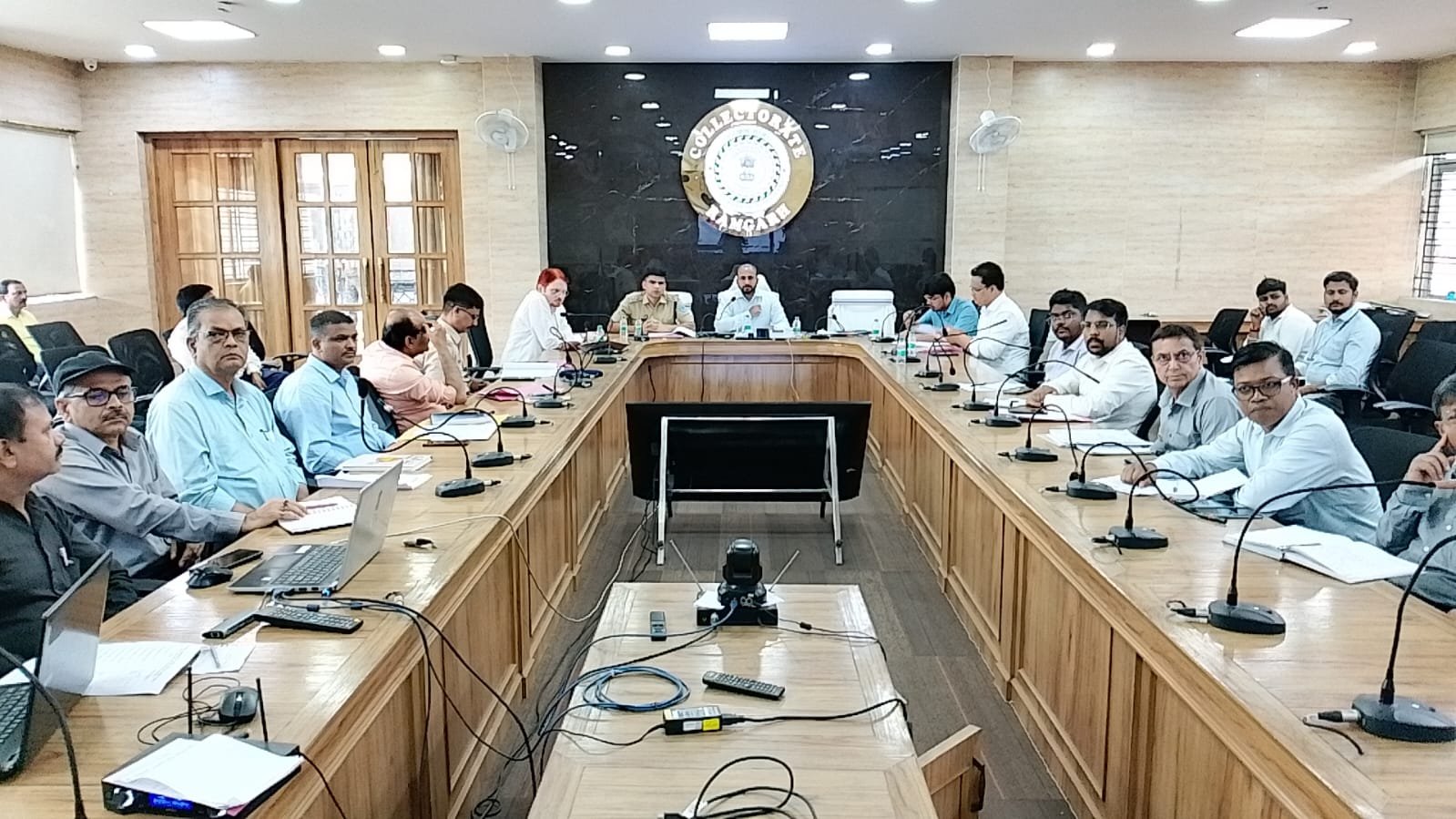 सड़क सुरक्षा को लेकर उपायुक्त की अध्यक्षता में हुई समीक्षा बैठक