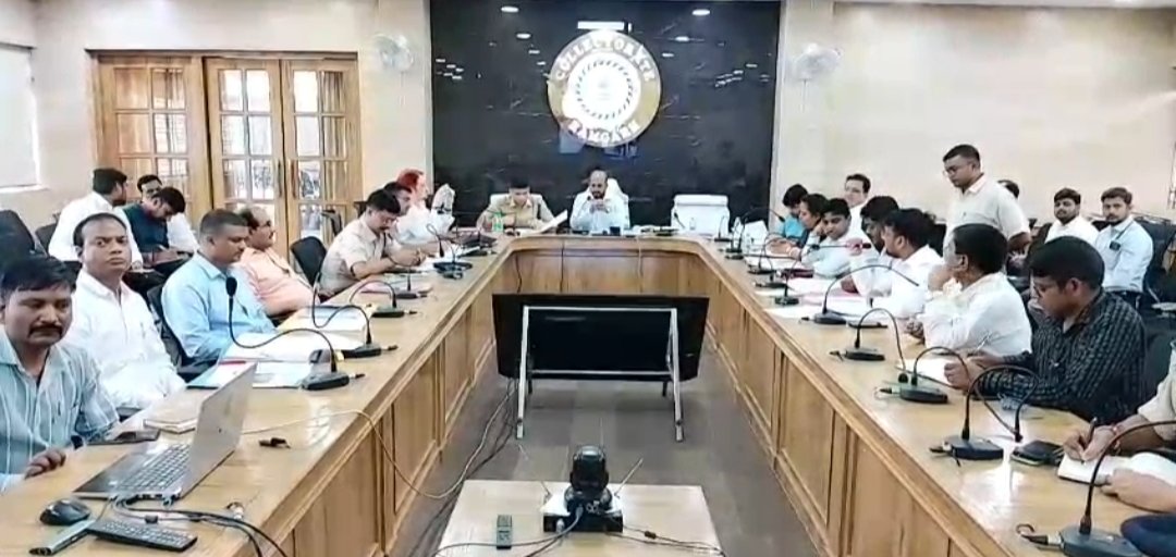 विभिन्न अधिनियमों के तहत किए जा रहे कार्यों की समीक्षा बैठक संपन्न