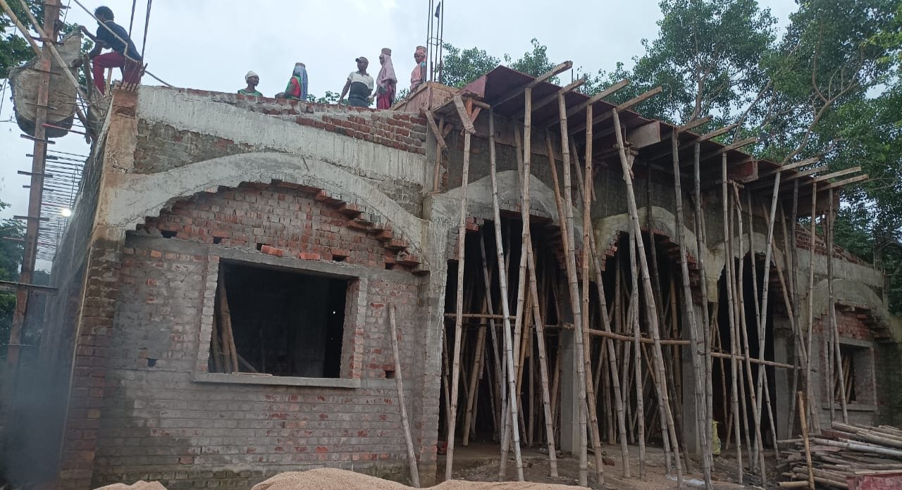 1972 में स्थापित सार्वजनिक दुर्गा मंदिर के नव निर्माण कार्य