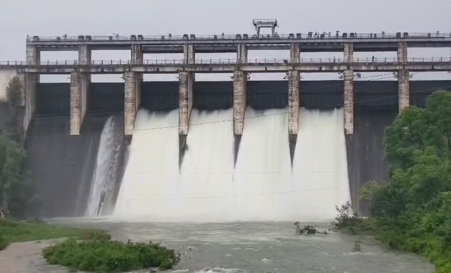 पतरातू डैम के चार फाटकों को खोल कर किया जा रहा है जल निकासी