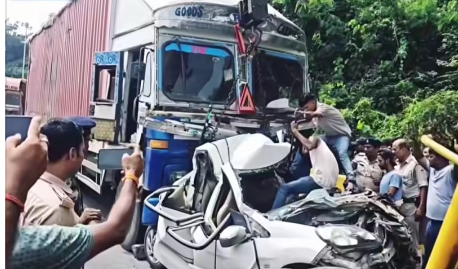चुटूपालू घाटी में ब्रेक फेल कंटेनर ने कार को चपेट में लिया,एक की मौत,पांच घायल