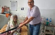 जैन समाज ने किया जरूरतमंदों के बीच छाते का वितरण