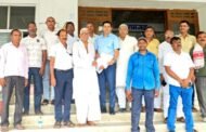 जिला समाहरणालय परिसर में पूर्व विधायक ने दिया धरना