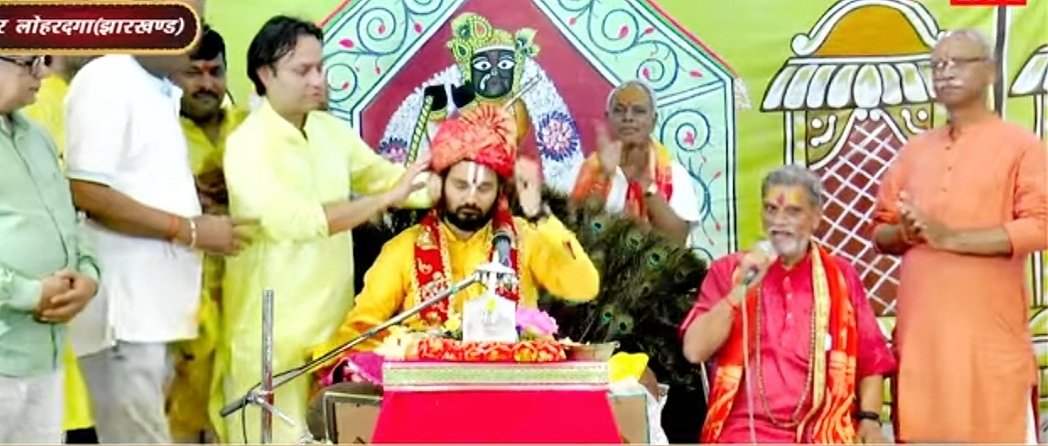 श्रीमद्भागवत कथा के व्यास जी का साफा पहनाकर भव्य अभिनंदन