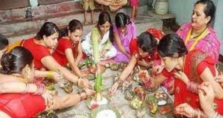 निर्जला उपवास रखकर अपने पति की लंब उम्र व खुशहाली को लेकर सुहागन महिलाओं ने मनाया हरतालिका तीज