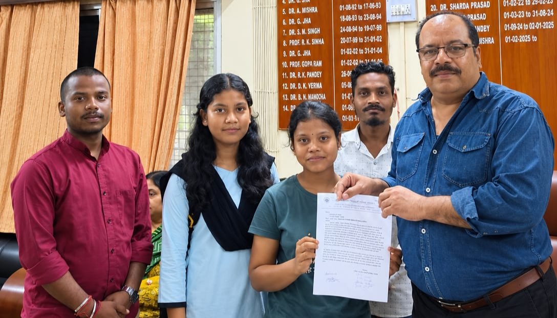 रामगढ़ कॉलेज में यूजी की घटाई गई सीटों को बढ़ाने की मांग, एबीवीपी ने सौंपा ज्ञापन