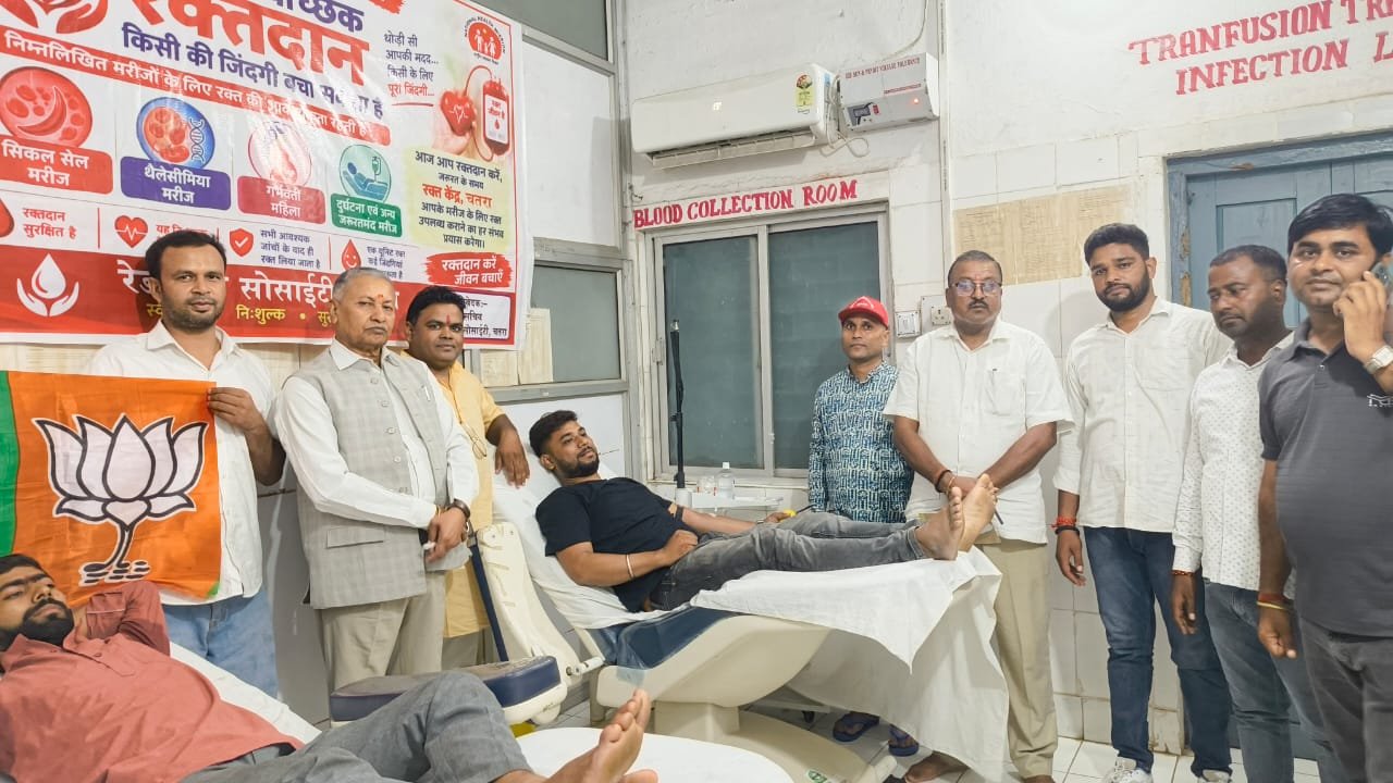 रक्तदान शिविर में सांसद कालीचरण सिंह ने बढ़ाया रक्तदाताओं का उत्साह