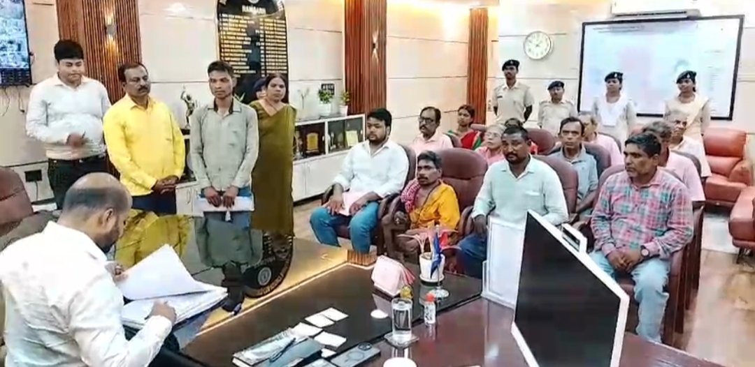उपायुक्त के निर्देश पर त्वरित कार्रवाई: जनता दरबार में पहुंचे दिव्यांग जगदेव महतो को तत्काल मिली ट्राई-साइकिल
