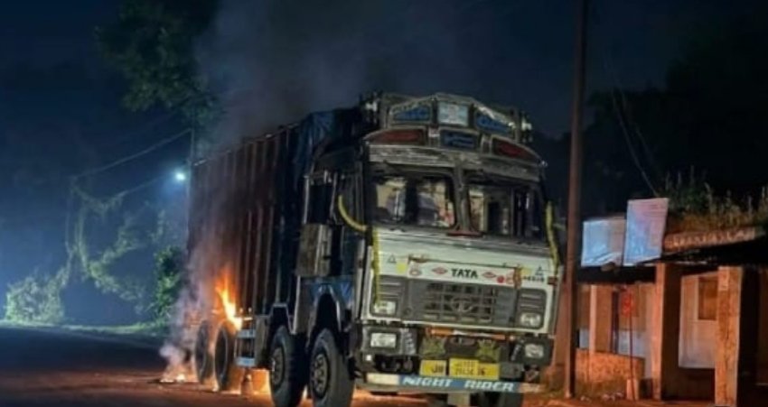 रामगढ़-पतरातु मार्ग पर बरकाकाना क्षेत्र में देर रात एक एलपी ट्रक में लगी आग