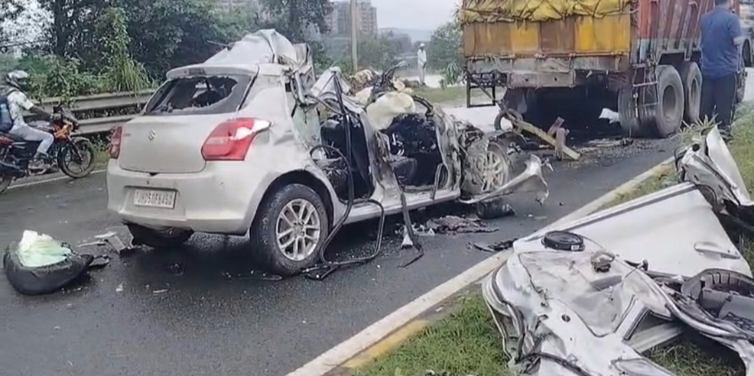 जमशेदपुर हाईवे पर खड़ी टेलर से टकराई कार,भीषण दुर्घटना