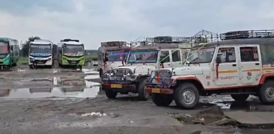 नक्सली बंद से चतरा में बसों के पहिए थमे