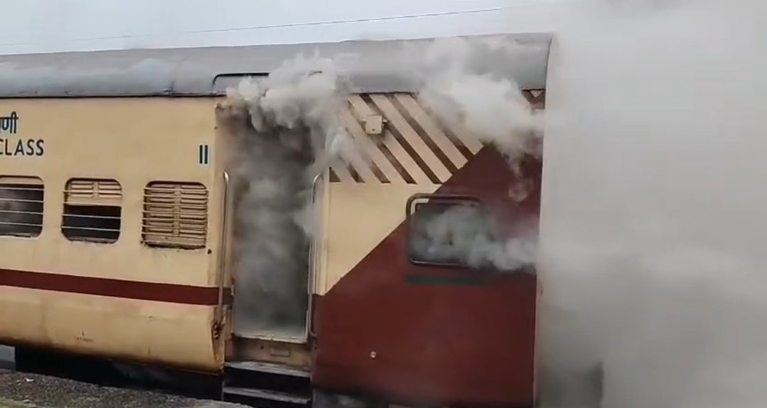 कोडरमा जंक्शन पर हजारीबाग बरकाकाना पैसेंजर ट्रेन के बोगी में लगी आग,मची अफरा-तफरी