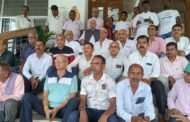 जिला के उपायुक्त कार्यालय के सीढियों पर पूर्व केंद्रीय मंत्री यशवंत सिन्हा और शंकर चौधरी के नेतृत्व में हुई धरना