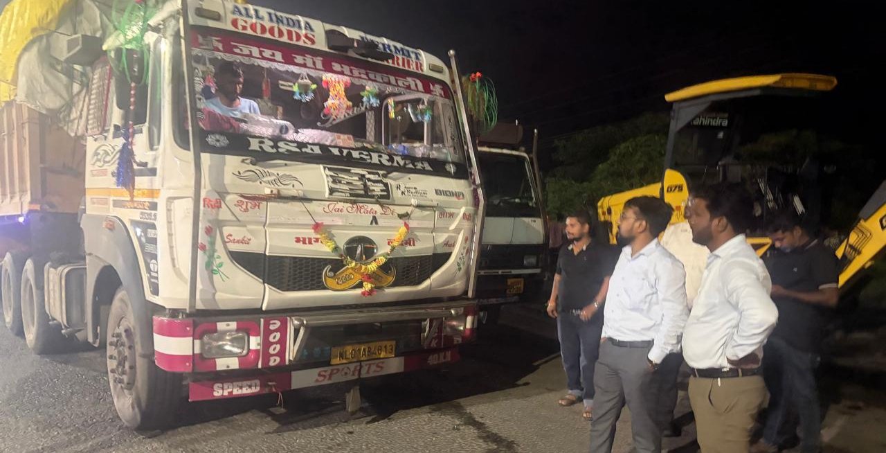 सड़क किनारे (नो-पार्किंग जोन) भारी वाहनों की पार्किंग के विरुद्ध चला औचक जांच अभियान