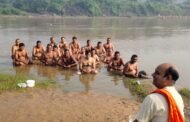 दामोदर नदी घाट पर यजमानों ने किया पितरों का तर्पण