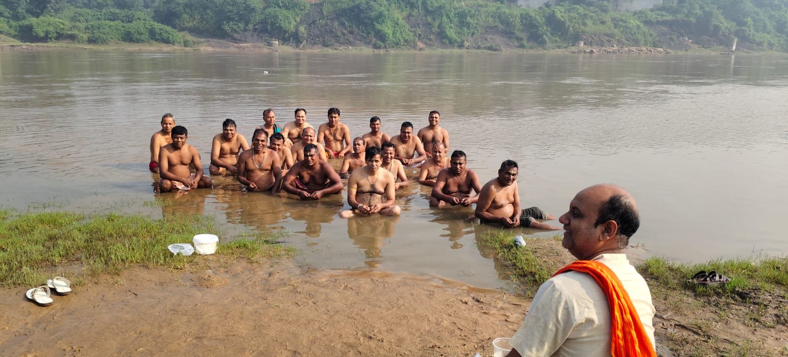 दामोदर नदी घाट पर यजमानों ने किया पितरों का तर्पण
