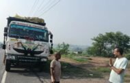 सड़क किनारे भारी वाहनों की पार्किंग के विरुद्ध अहले सुबह चला जांच अभियान
