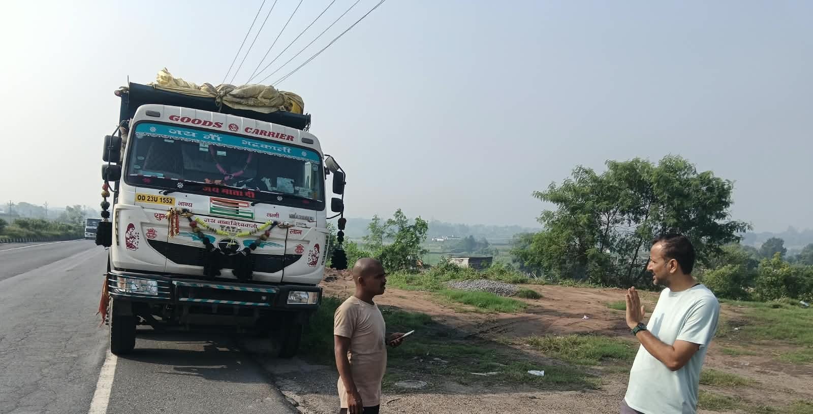 सड़क किनारे भारी वाहनों की पार्किंग के विरुद्ध अहले सुबह चला जांच अभियान