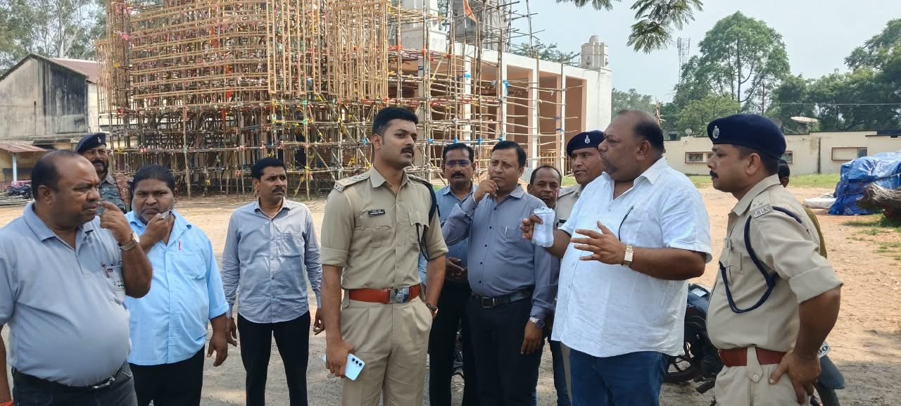 पतरातू एसडीपीओ राघवेंद्र शर्मा ने बरकाकाना क्षेत्र के पांच पूजा पंडालो का किया निरीक्षण