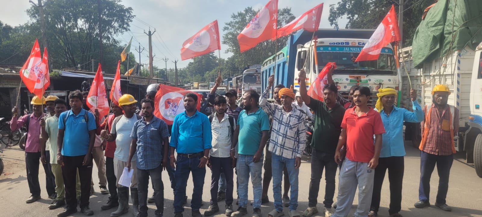 झारखंड आंदोलनकारी और ऑल इंडिया किसान सभा के आह्वाहन पर पतरातू रांची मुख्य मार्ग को घंटों किया जाम