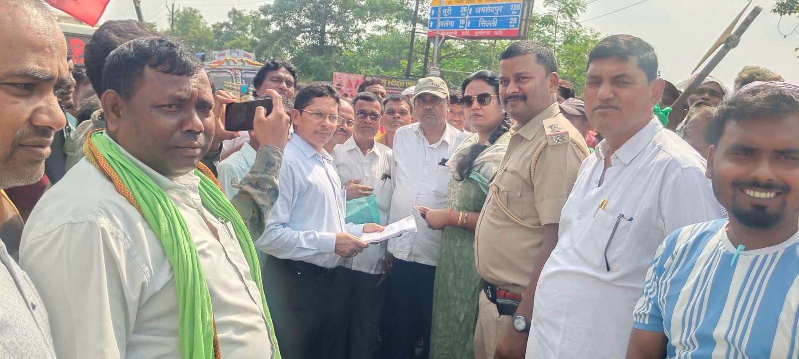 अधिकार की मांग को लेकर झारखंड आंदोलनकारियों ने किया बंद, अधिकारियों से वार्ता के बाद हटा जाम