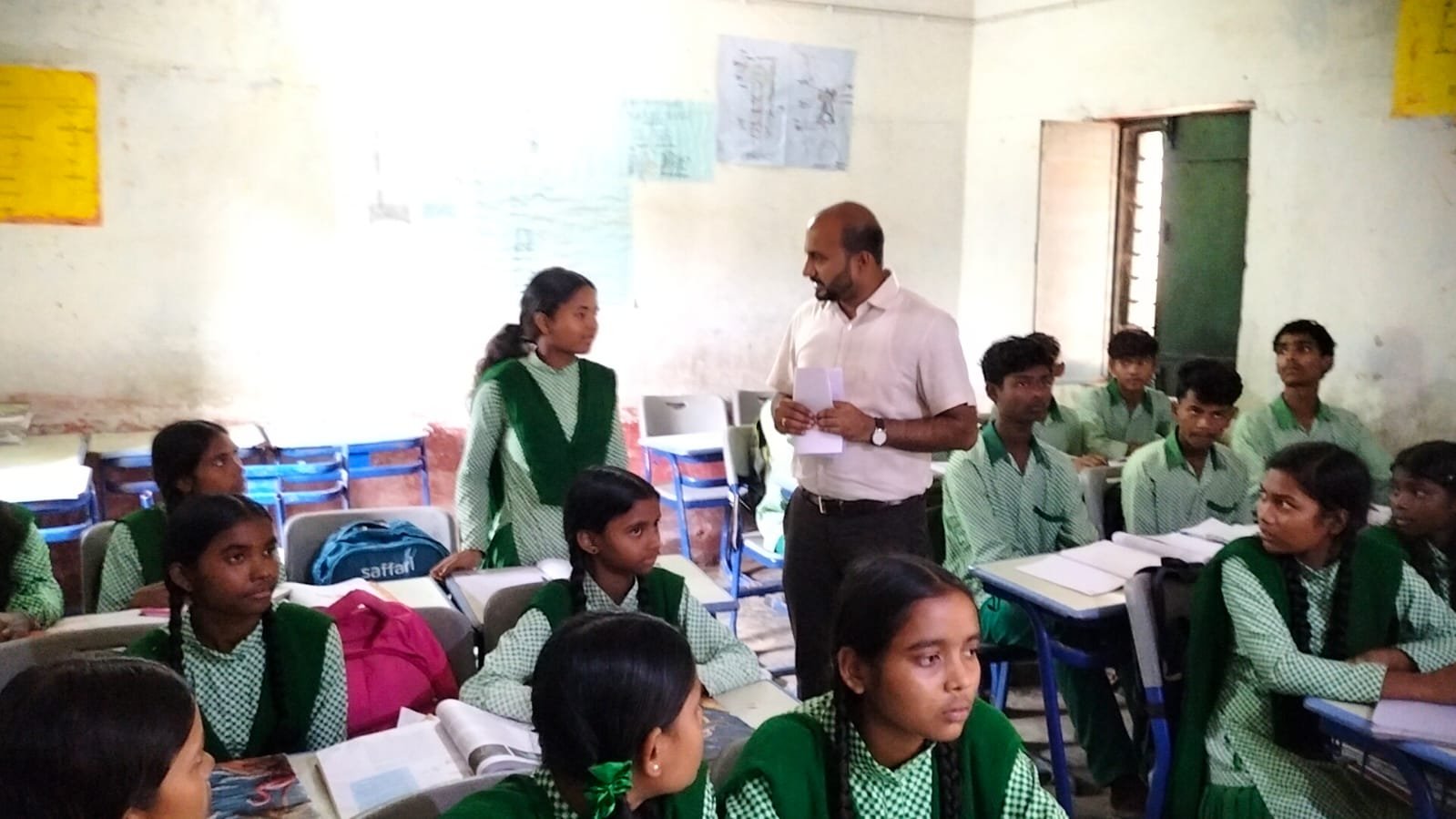 जिले के तीन राजकीय विद्यालयों का उपायुक्त ने किया औचक निरीक्षण