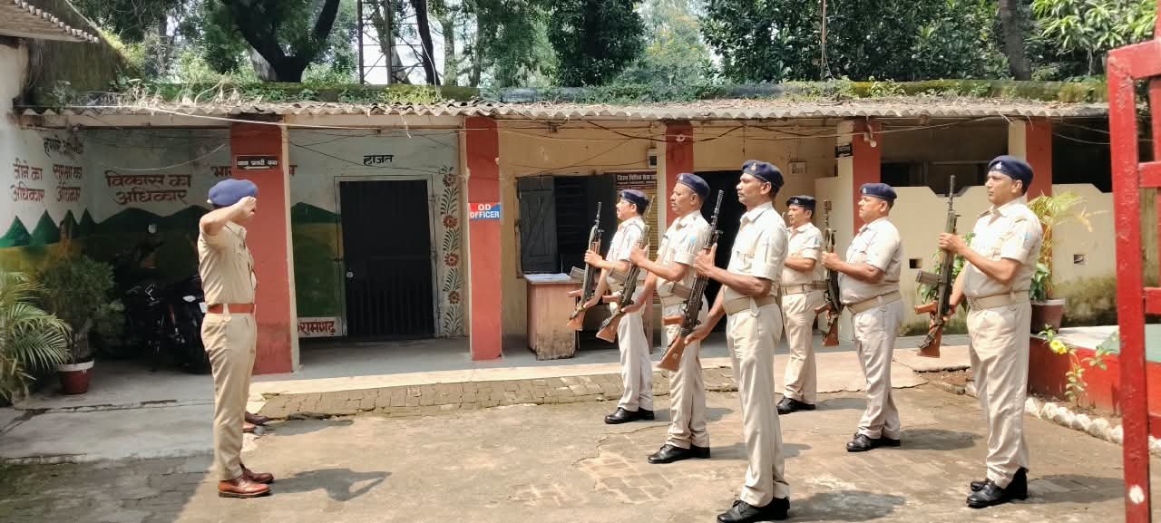 पतरातू पुलिस उपाधीक्षक ने बरकाकाना ओपी का किया निरीक्षण