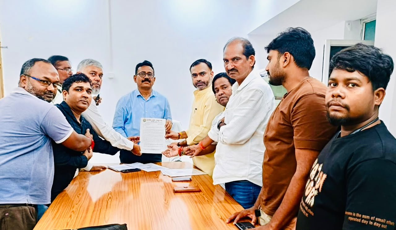 जर्जर क्वार्टरों के मामले में महामंत्री कुमार अमित के नेतृत्व में प्रबंधन से वार्ता