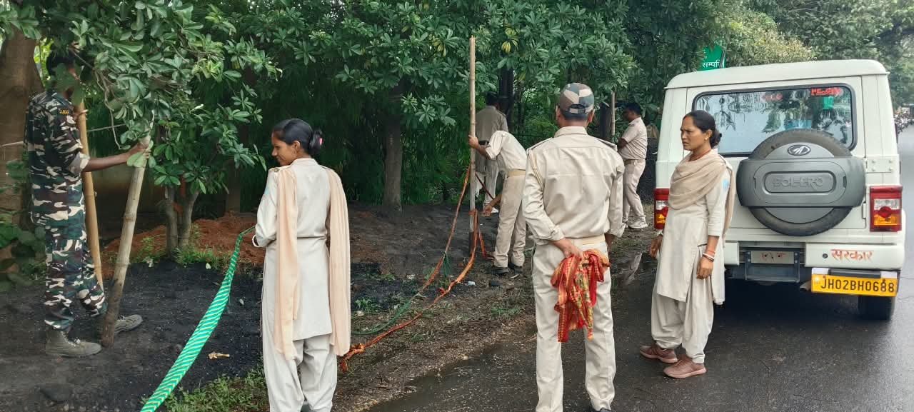 सीसीएल के जमीन पर लगाए गए बांस बली को सुरक्षा कर्मियों द्वारा हटाया गया