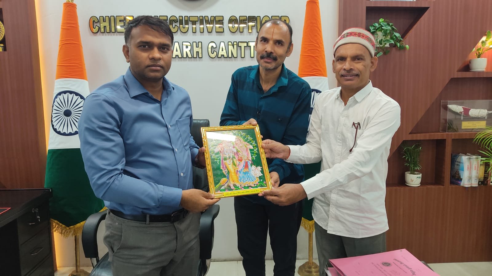 छावनी परिषद के सीईओ को मंदिर समिति ने सम्मानित किया
