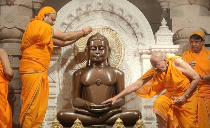 उत्तम त्याग धर्म की आराधना से गूंजा दिगंबर जैन मंदिर