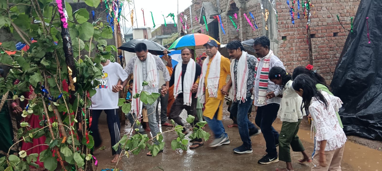 करम पर्व में ढोल नगाड़े की थाप पर थिरके प्रकृति उपासक