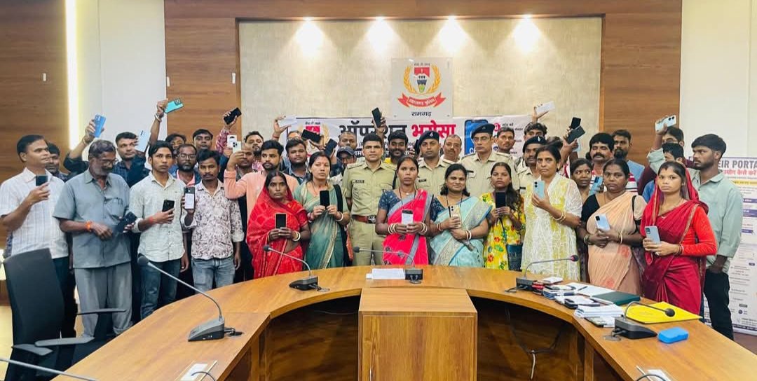 ऑपरेशन भरोसा के तहत पुलिस ने 61 गुम हुए मोबाइल को वास्तविक मालिकों को सौंपा