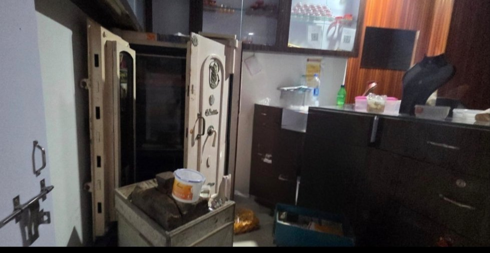 झारखंड में अपराधियों का मनोबल सातवें आसमान पर:हजारीबाग के चौपारण में डकैतो ने आभूषण विक्रेता के घर में की डकैती