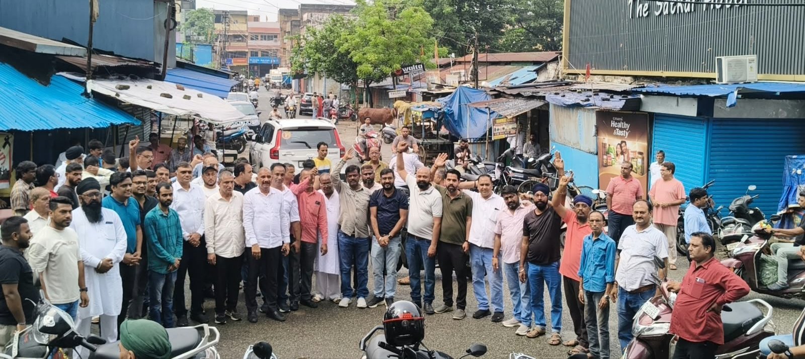 बैंक डकैती और लगातार अपराधिक घटनाओं के विरोध में बाजार बंद,व्यवसाईयों में आक्रोश