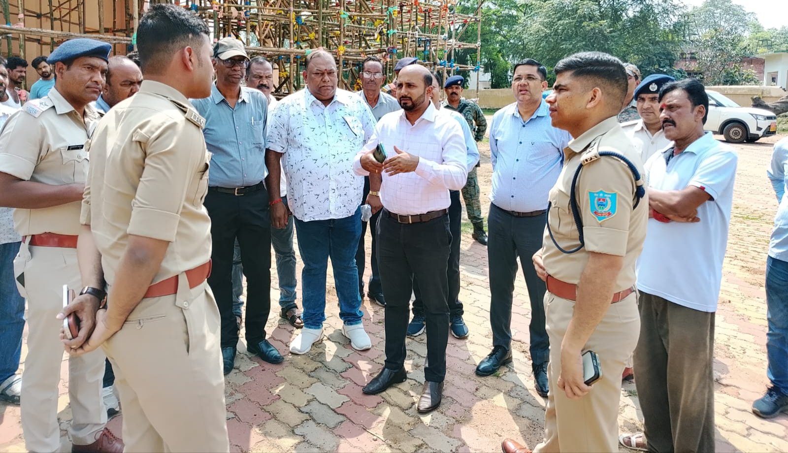 दुर्गा पूजा को लेकर रामगढ़ जिला प्रशासन पूरी तरह मुस्तैद: उपायुक्त एवं एसपी ने किया पूजा पंडालों का विस्तृत निरीक्षण