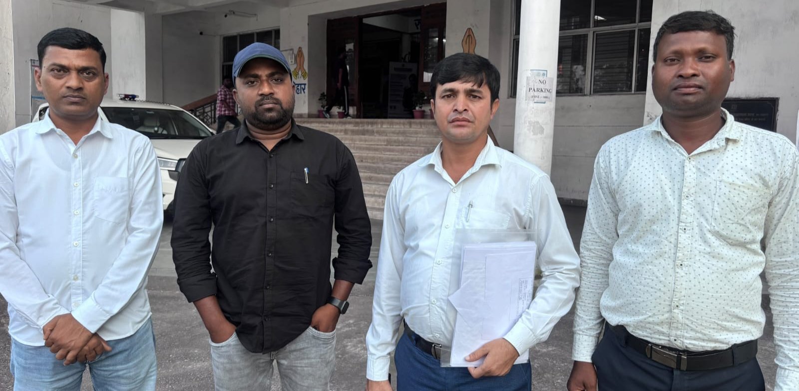 जनवितरण दुकानों में कम अनाज देने का आरोप, उपायुक्त से शिकायत