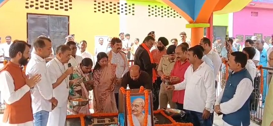गांधी जयंती के मौके पर गांधी जी की समाधि स्थल पर हुए कार्यक्रम