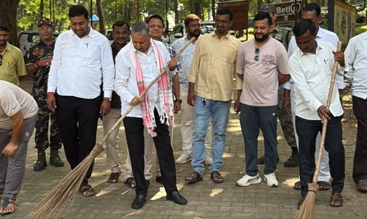 बेतला नेशनल पार्क में सांसद कालीचरण सिंह ने किया श्रमदान, दिया स्वच्छता का संदेश