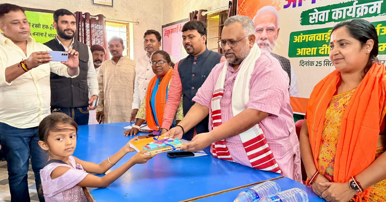 महिलौंग में भाजपा का ‘आंगन मिलन सेवा’ कार्यक्रम आंगनवाड़ी-सहिया दीदियों का सम्मान; बच्चों को दी गई शैक्षणिक सामग्री