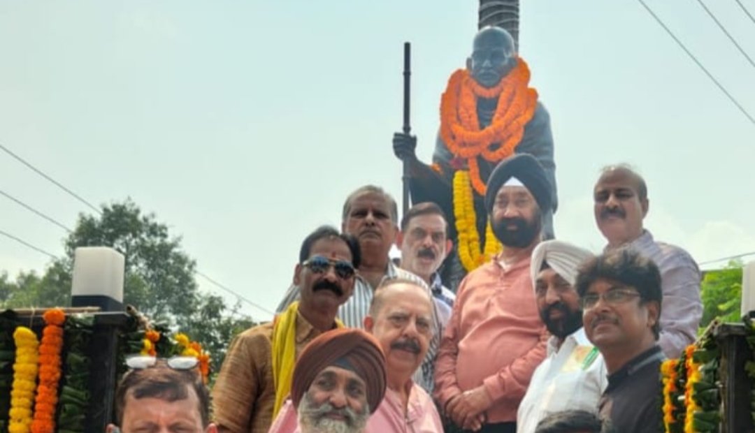 रामगढ़ चेंबर ऑफ कॉमर्स ने गांधी जयंती पर गांधी जी की प्रतिमा पर माल्यार्पण किया