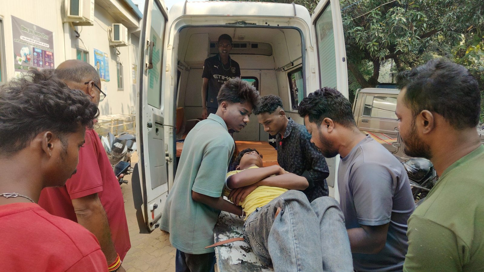 दो बाइक की सीधे टक्कर में एक की मौत, तीन घायल