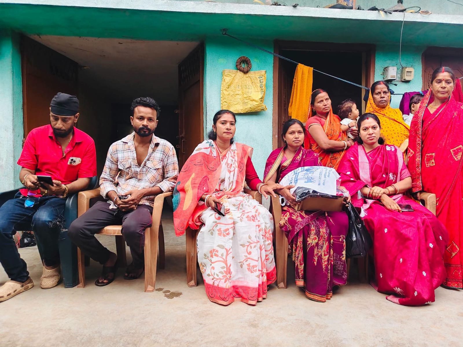 खाली पैर और साड़ी में दौड़ रही कविता महतो के जज्बे को टाइगर जयराम महतो ने किया सलाम, उपलब्ध कराया दौड़ की तैयारी का जरूरी सामान*