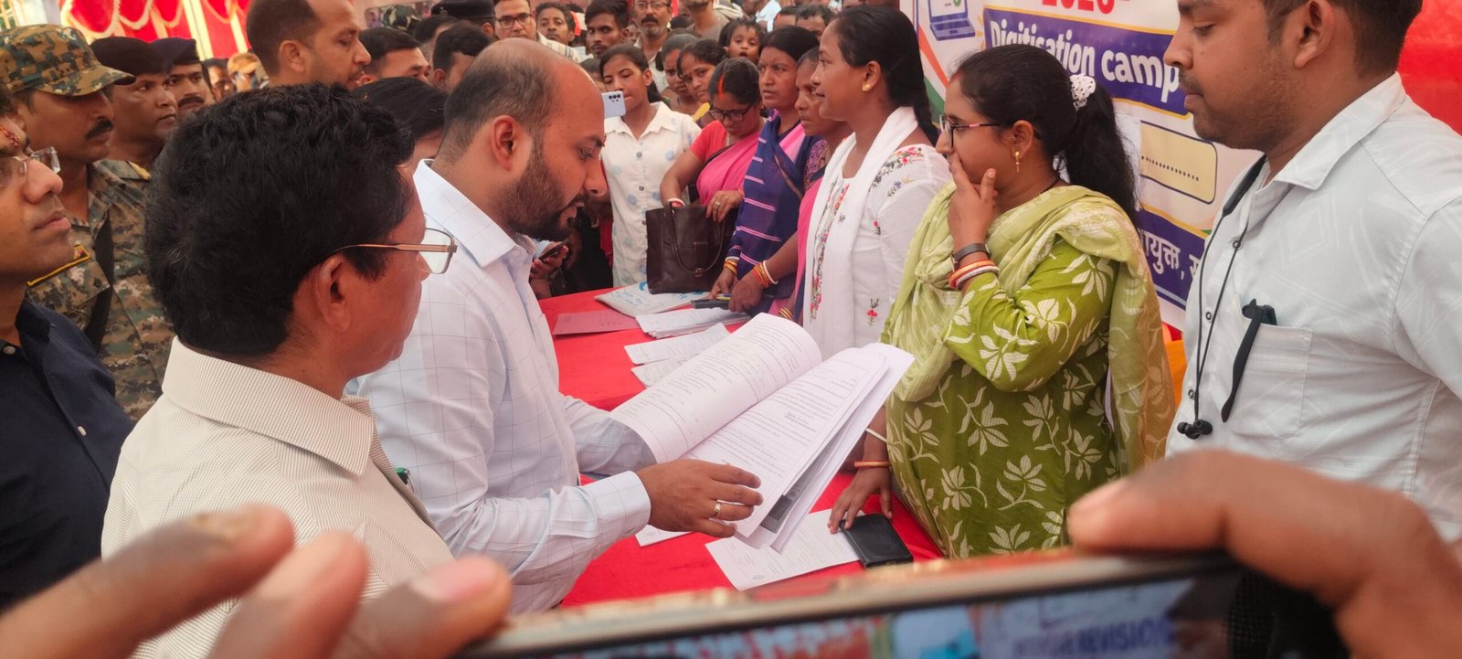 जिला निर्वाचन पदाधिकारी सह उपायुक्त ने विशेष डिजिटाइजेशन कैम्प का किया निरीक्षण