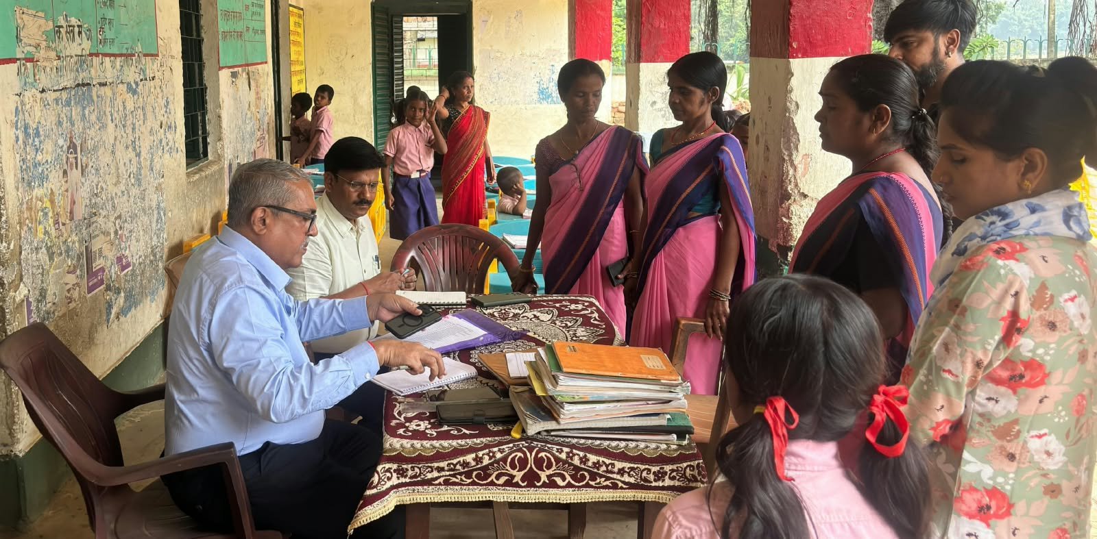 मतदाता सूची पुनरीक्षण: प्रेक्षक सह प्रमंडलीय आयुक्त ने रामगढ़ के मतदान केंद्रों का निरीक्षण किया