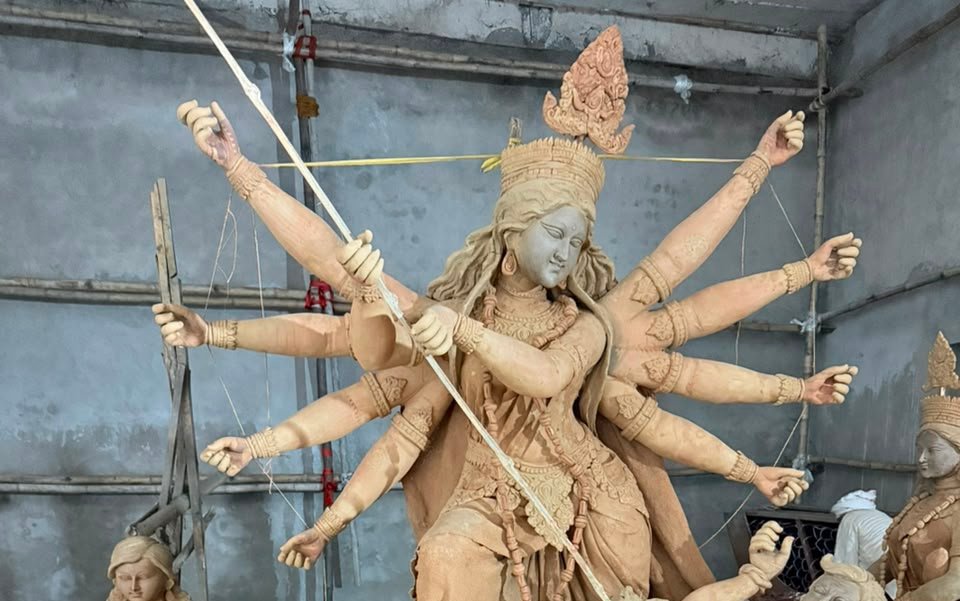 रांची रोड रेलवे स्टेशन मैं दुर्गा पूजा की तैयारियां जोर-जोर से शुरू